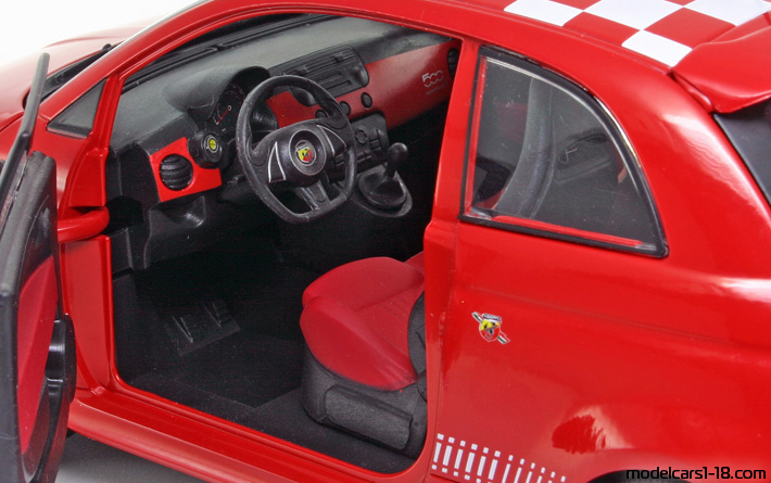 2008 - Fiat 500 Abarth Mondo Motors 1/18 (Червен) Интериор арматурно табло