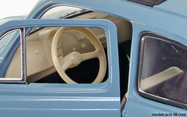 1957 - Fiat 500 Solido 1/16 (Лилав) Интериор арматурно табло