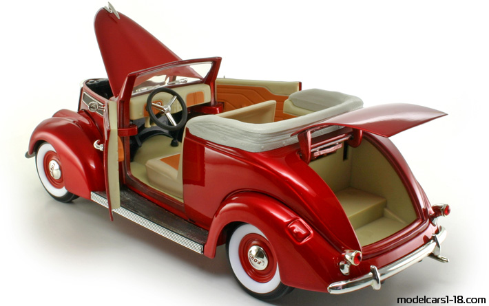 1937 - Ford Convertible Road Legends 1/18 (Червен) Отваряеми части