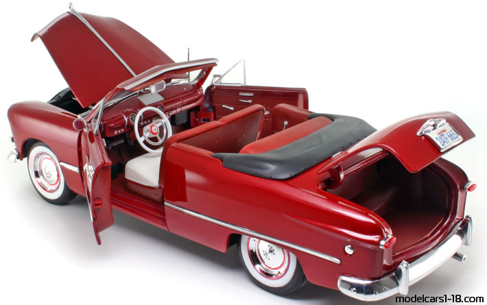 1949 - Ford Convertible Maisto 1/18 (Червен) Отваряеми части