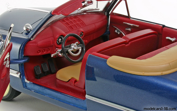 1949 - Ford Convertible Mira 1/18 (Син) Интериор арматурно табло