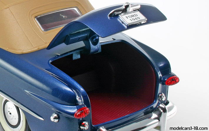 1949 - Ford Convertible Mira 1/18 (Син) Багажник / Отварящи се фарове