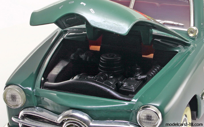 1949 - Ford Coupe Mira 1/18 (Зелен / Червен) Двигател