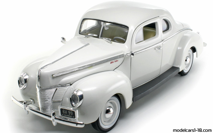 1940 - Ford Deluxe Motor Max 1/18 (White) Предна лява страна