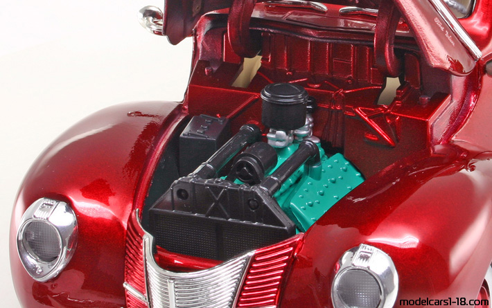 1940 - Ford Deluxe Motor Max 1/18 (Червен) Двигател