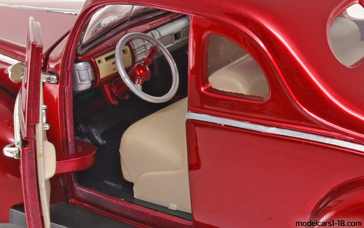 1940 - Ford Deluxe Motor Max 1/18 (Червен) Интериор арматурно табло