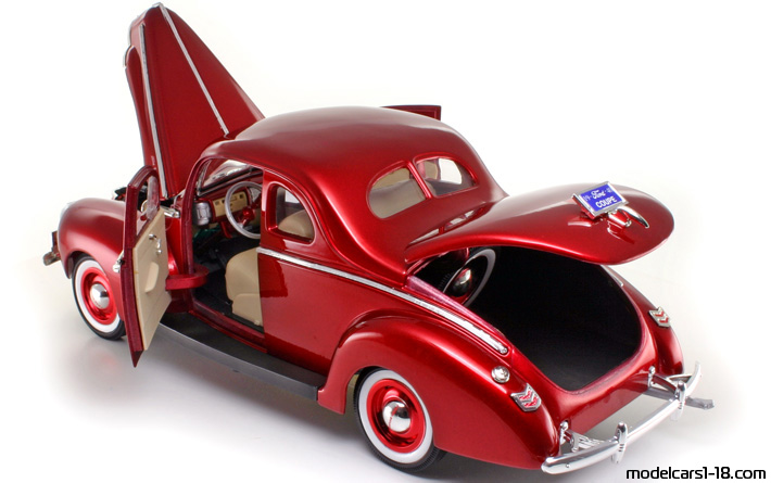 1940 - Ford Deluxe Motor Max 1/18 (Червен) Отваряеми части