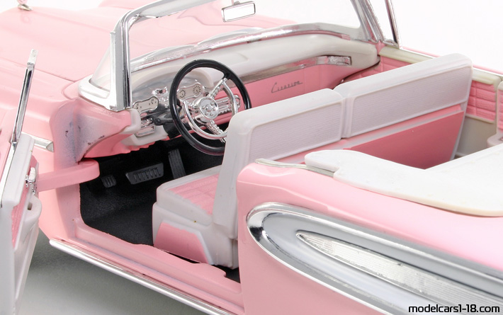 1957 - Ford Edsel Yat Ming 1/18 (Розов / Бял) Интериор арматурно табло