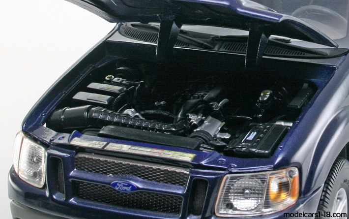 2000 - Ford Explorer Sport Trac Maisto 1/18 (Син) Двигател