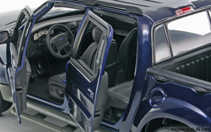 2000 - Ford Explorer Sport Trac Maisto 1/18 (Син) Интериор арматурно табло