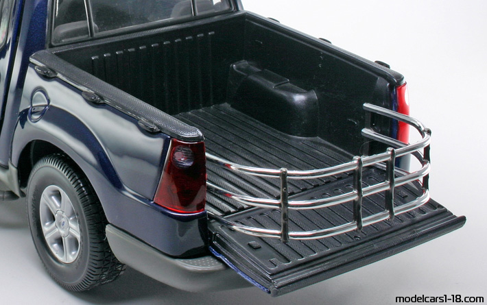 2000 - Ford Explorer Sport Trac Maisto 1/18 (Син) Багажник / Отварящи се фарове
