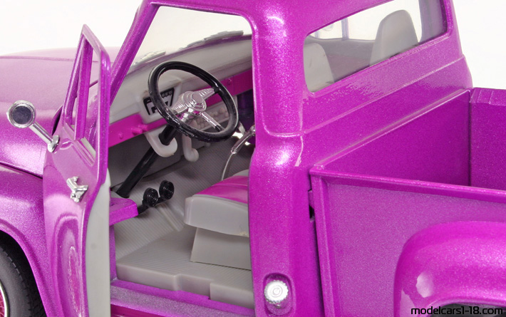1953 - Ford F-100 Road Legends 1/18 (Лилав) Интериор арматурно табло
