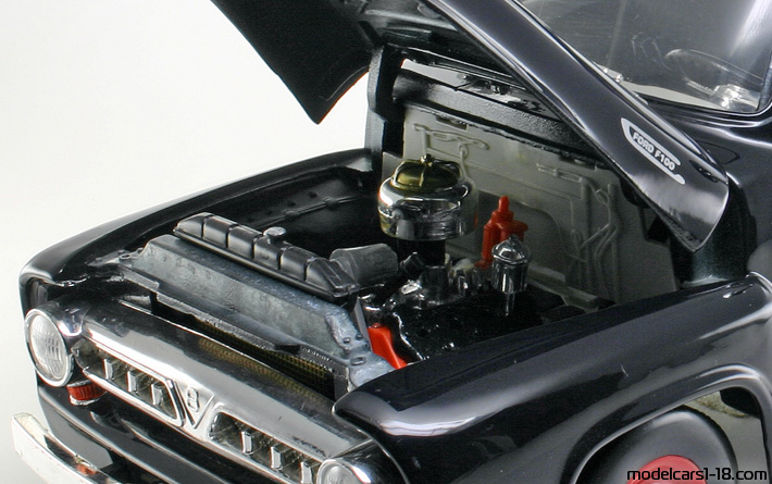 1953 - Ford F-100 Road Legends 1/18 (Черен) Двигател