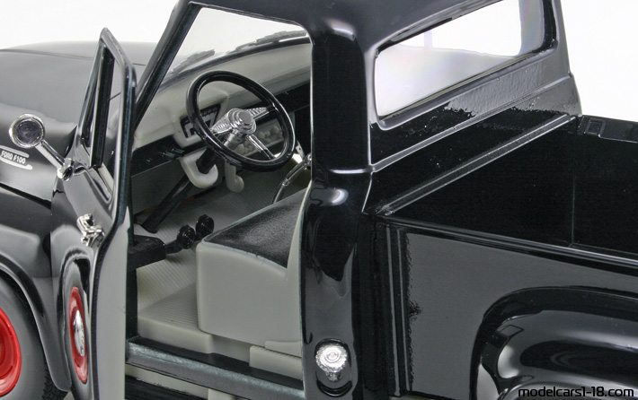 1953 - Ford F-100 Road Legends 1/18 (Черен) Интериор арматурно табло