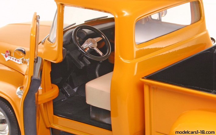 1956 - Ford F-100 ERTL 1/18 (Оранжев) Интериор арматурно табло