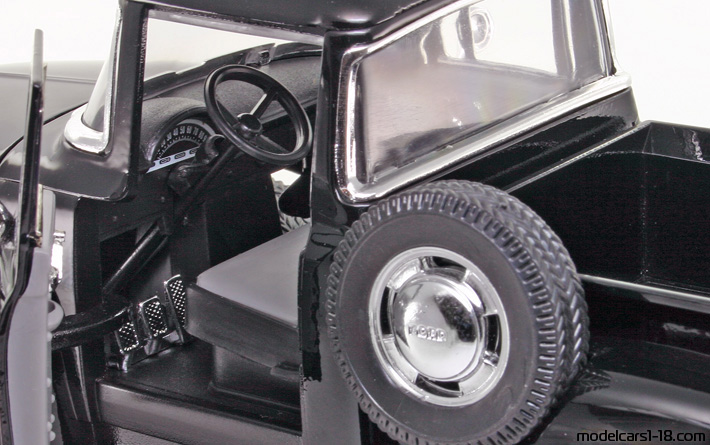 1956 - Ford F-100 Mira 1/18 (Черен) Интериор арматурно табло