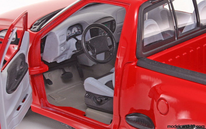 1999 - Ford F-150 SVT Lightning Maisto 1/21 (Червен) Интериор арматурно табло
