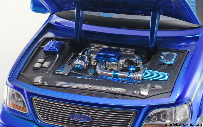 2003 - Ford F-150 Super Crew Jada Toys 1/18 (Син / Сребрист) Двигател