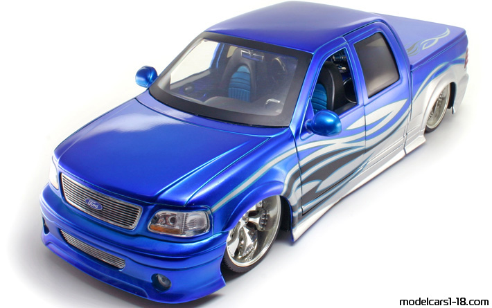 2003 - Ford F-150 Super Crew Jada Toys 1/18 (Син / Сребрист) Предна лява страна