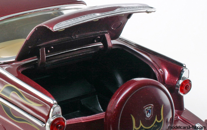 1955 - Ford Fairlane Crown Victoria Road Tough 1/18 (Червен / Черен) Багажник / Отварящи се фарове