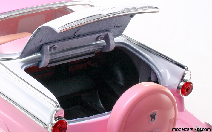 1955 - Ford Fairlane Crown Victoria Road Tough 1/18 (Розов / Бял) Багажник / Отварящи се фарове