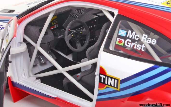 1999 - Ford Focus WRC AutoArt 1/18 (Бял / Червен) Интериор арматурно табло