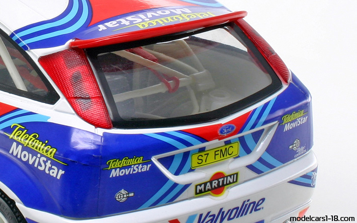 2002 - Ford Focus WRC Bburago 1/18 (Бял / Син) Багажник / Отварящи се фарове