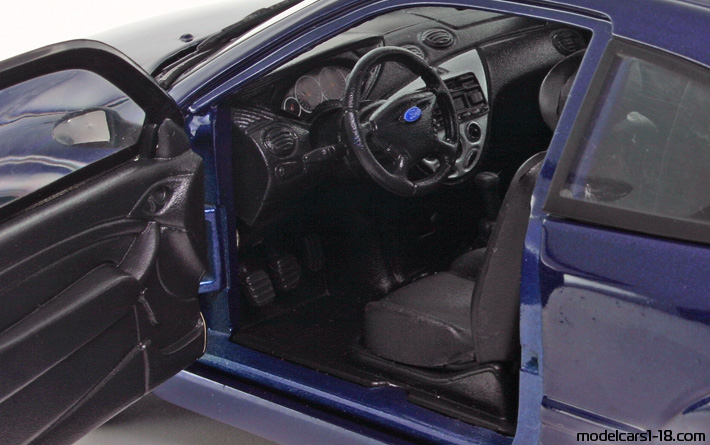 2002 - Ford Focus ZX3 Motor Max 1/18 (Син) Интериор арматурно табло