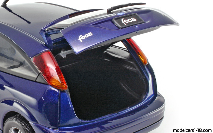 2002 - Ford Focus ZX3 Motor Max 1/18 (Син) Багажник / Отварящи се фарове