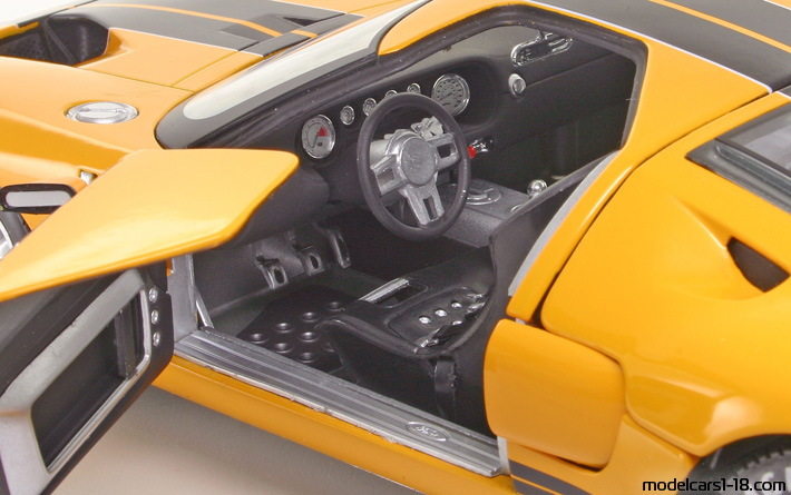2003 - Ford GT Concept Beanstalk 1/18 (Жълт / Черен) Интериор арматурно табло