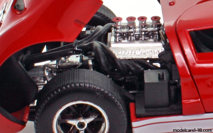 1966 - Ford GT40 Jouef Evolution 1/18 (Червен / Бял) Двигател