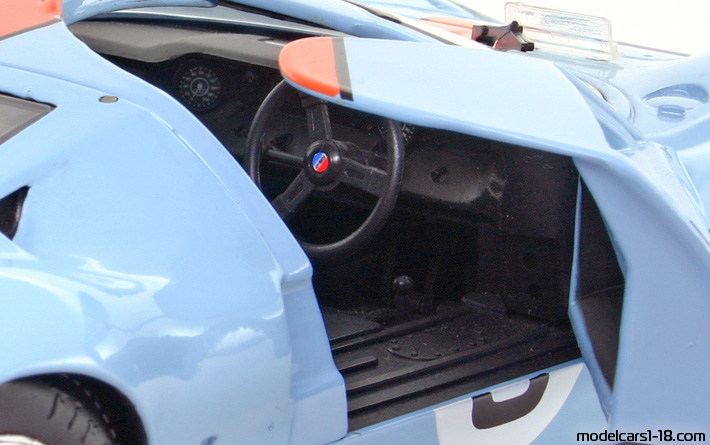 1966 - Ford GT40 Universal Hobbies 1/18 (Син / Оранжев) Интериор арматурно табло