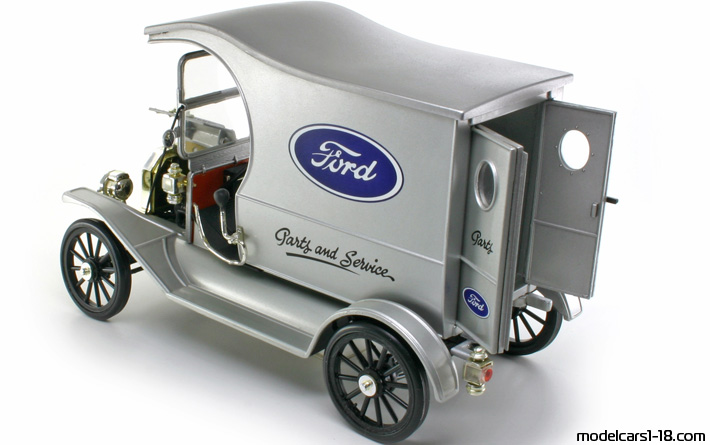 1913 - Ford Model T Delivery Universal Hobbies 1/18 (Сребрист) Отваряеми части