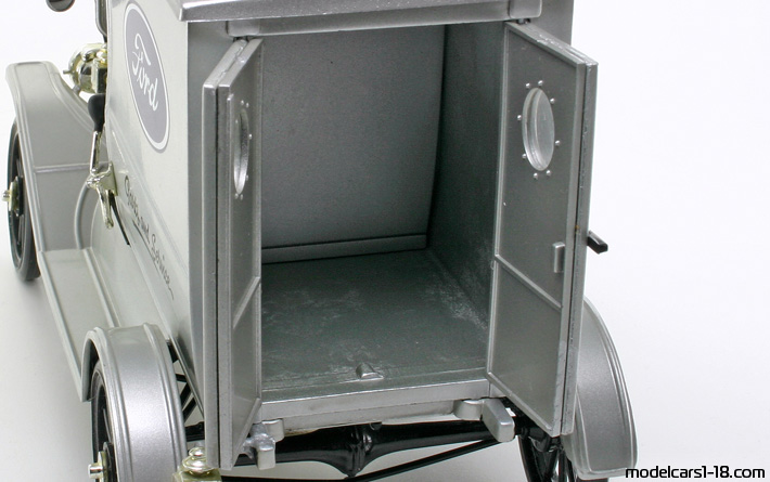 1913 - Ford Model T Delivery Universal Hobbies 1/18 (Сребрист) Багажник / Отварящи се фарове