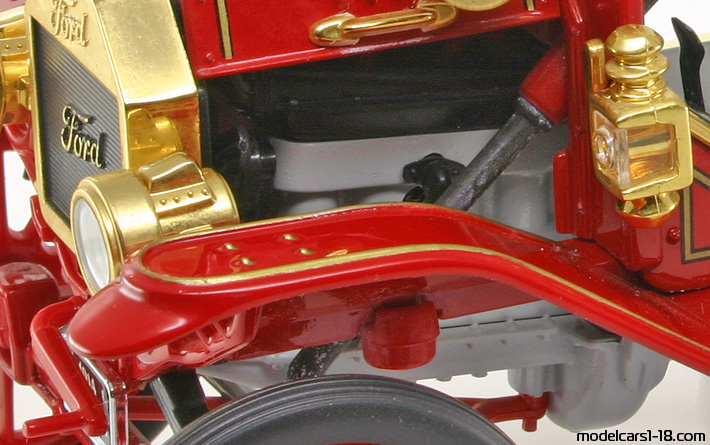 1914 - Ford Model T Fire Engine Signature Models 1/18 (Червен) Двигател