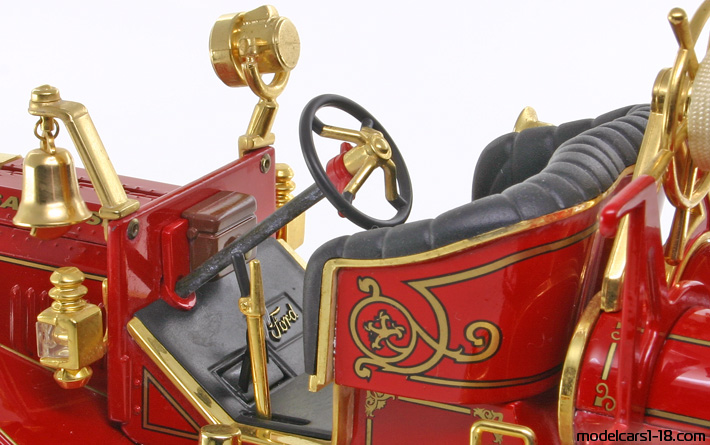 1914 - Ford Model T Fire Engine Signature Models 1/18 (Червен) Интериор арматурно табло