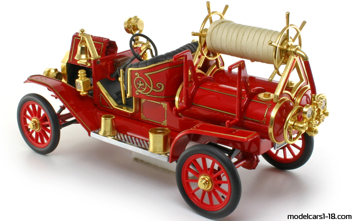 1914 - Ford Model T Fire Engine Signature Models 1/18 (Червен) Отваряеми части