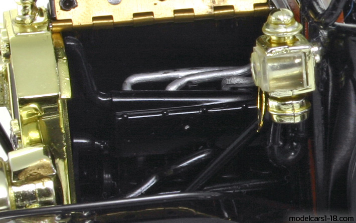 1908 - Ford Model T Universal Hobbies 1/18 (Черен) Багажник / Отварящи се фарове