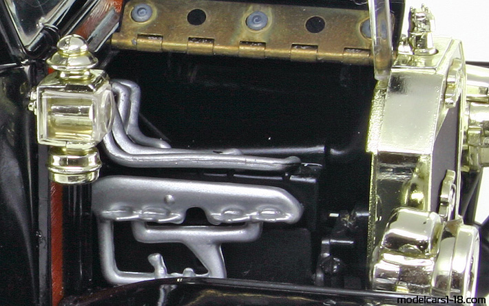 1908 - Ford Model T Universal Hobbies 1/18 (Черен) Двигател