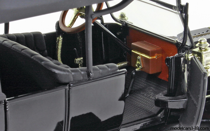 1908 - Ford Model T Universal Hobbies 1/18 (Черен) Интериор арматурно табло