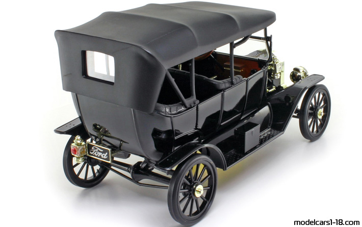 1908 - Ford Model T Universal Hobbies 1/18 (Черен) Задна дясна страна