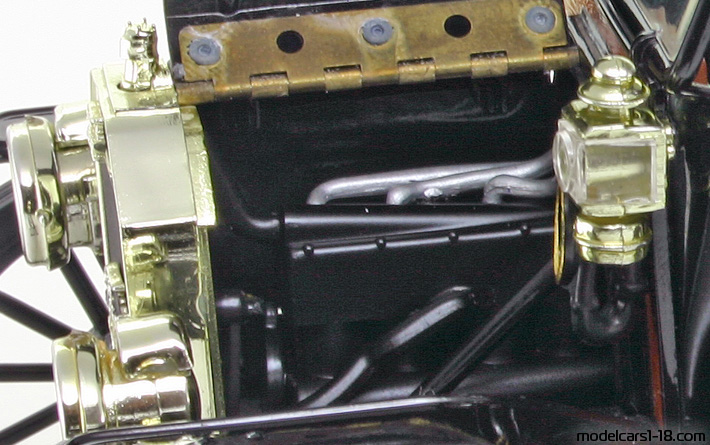 1908 - Ford Model T Universal Hobbies 1/18 (Черен) Багажник / Отварящи се фарове
