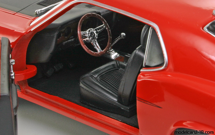 1969 - Ford Mustang Boss 302 Welly 1/18 (Червен / Черен) Интериор арматурно табло