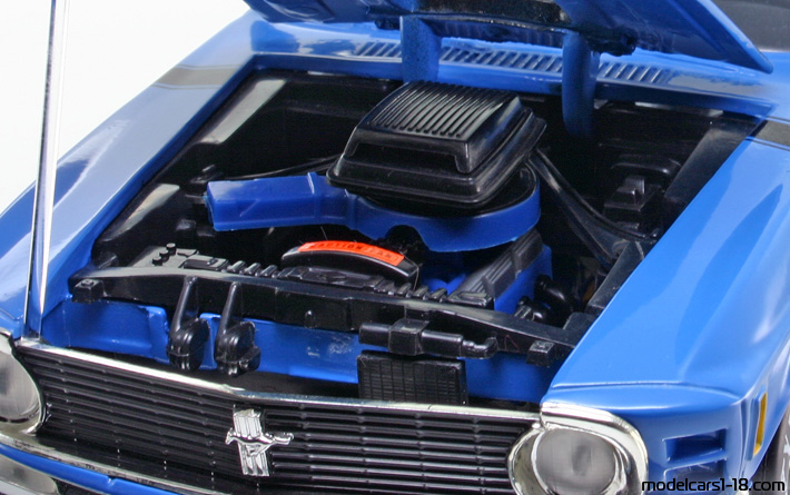 1970 - Ford Mustang Boss 302 ERTL 1/18 (Син / Черен) Двигател