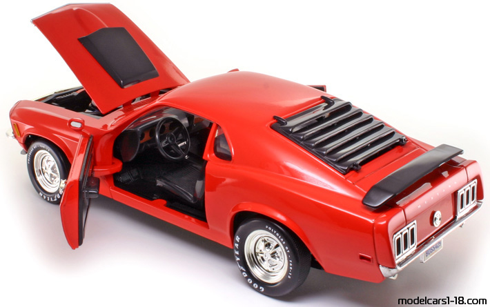 1970 - Ford Mustang Boss 429 ERTL 1/18 (Червен) Отваряеми части