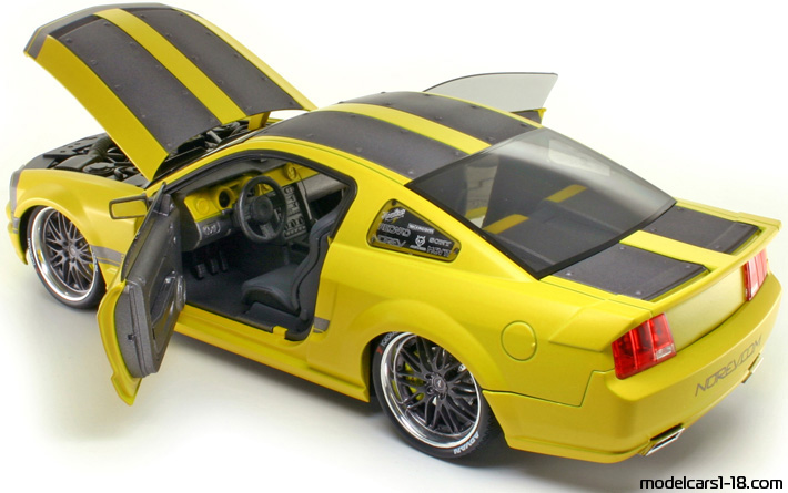 2007 - Ford Mustang Cesam Norev 1/18 (Жълт / Сив) Отваряеми части