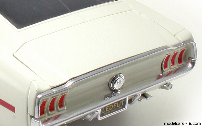 1968 - Ford Mustang GT Cobra Jet ERTL 1/18 (Бял / Черен) Багажник / Отварящи се фарове