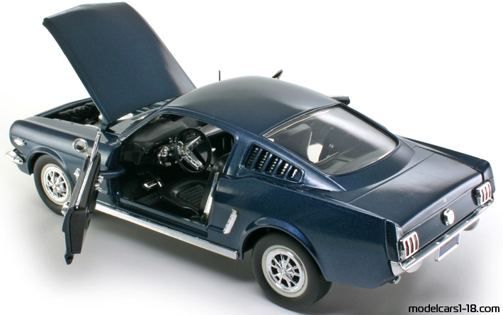 1965 - Ford Mustang GT Fastback Mira 1/18 (Син) Отваряеми части