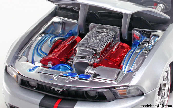 2010 - Ford Mustang GT Maisto 1/18 (Светло сребрист / Черен) Двигател