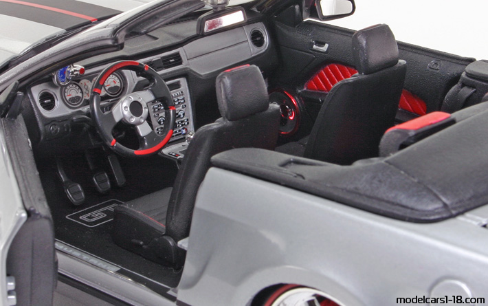 2010 - Ford Mustang GT Maisto 1/18 (Светло сребрист / Черен) Интериор арматурно табло